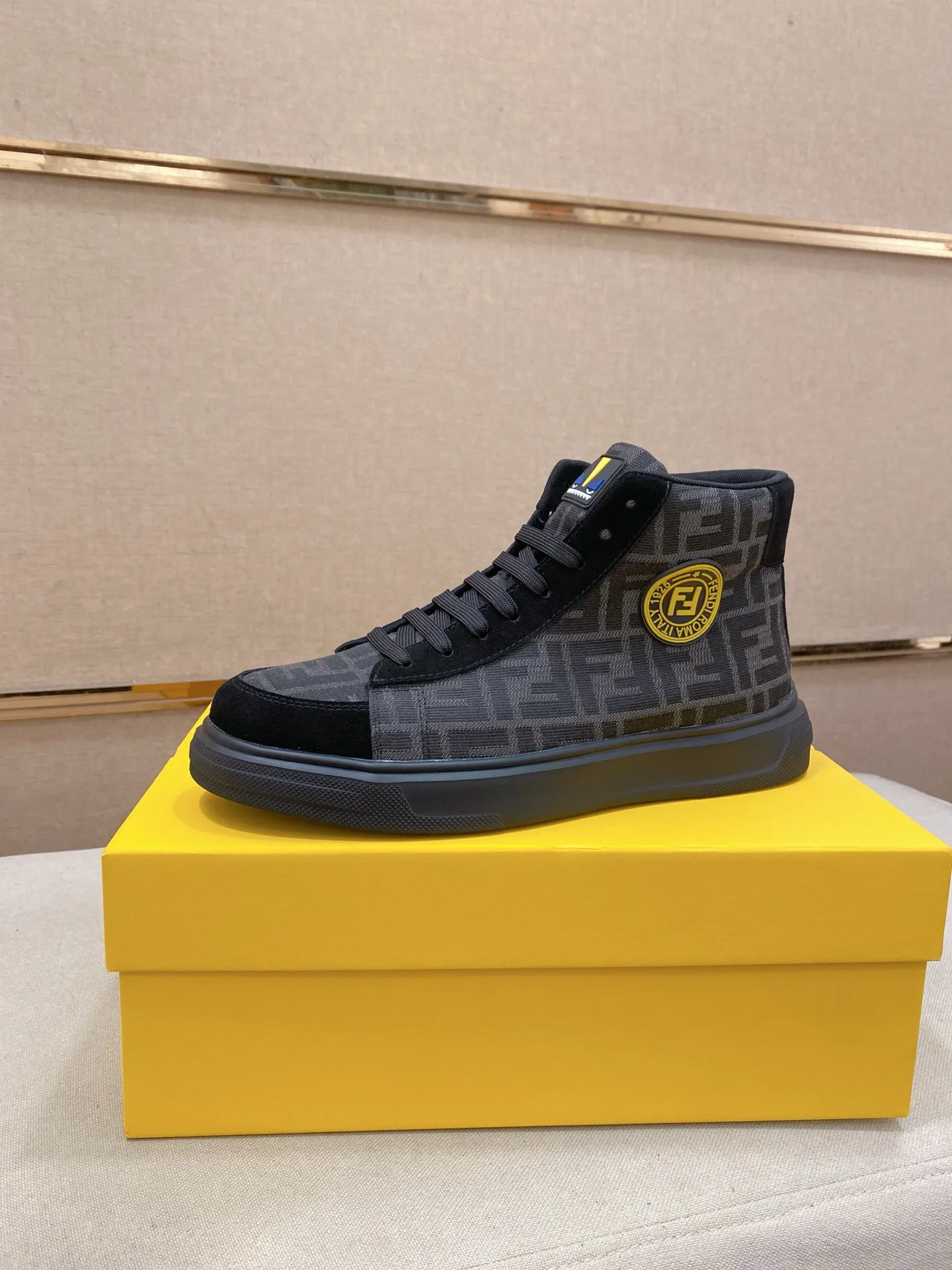 Men's shoes 420💰 (fendi) New high-top 👊🏻 upper 🇮🇹 imported cowhide fabric 🇩🇪 lining imported breathable mesh lining. The original outsole is molded to highlight the identity of every man, and the upper foot is elegant and stable🚶🏻🚶🏻The high-end custom counters reproduce the original version📯No matter the wind or rain, the shoe last remains unchanged and can withstand the verification of time🔍️,🔵 Size: 38-44